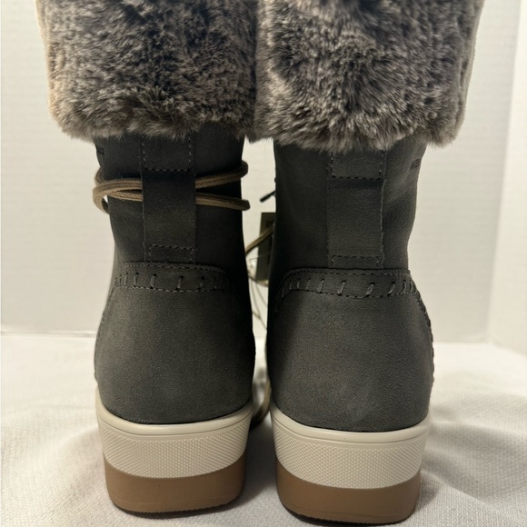 NWT Women's Cougar Vanetta Suede Waterproof Winter Boots, Size 10, Moss - Picture 5 of 16